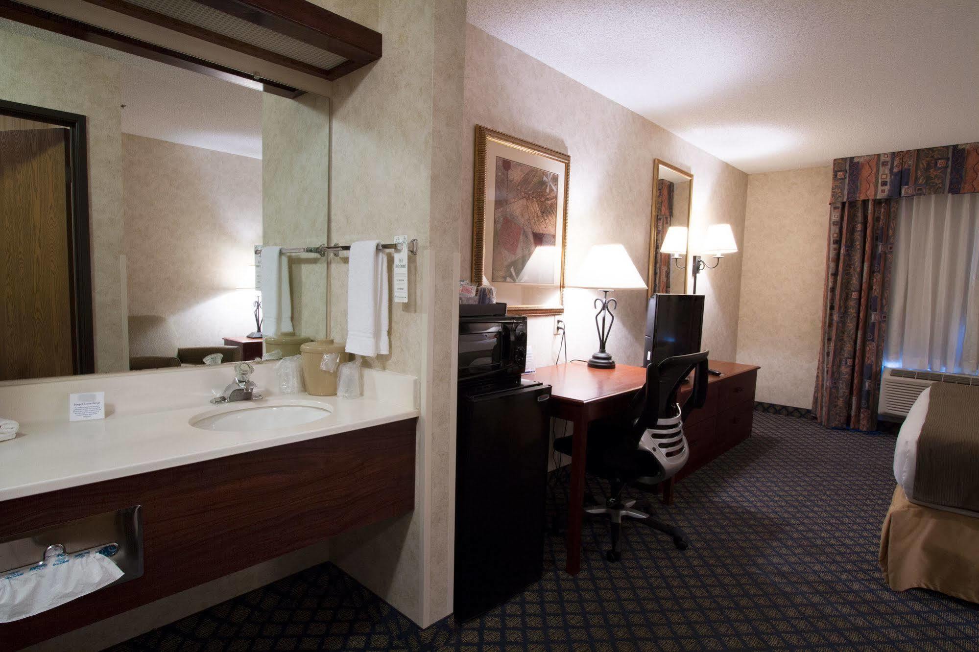 Holiday Inn Express Miles City Exterior photo