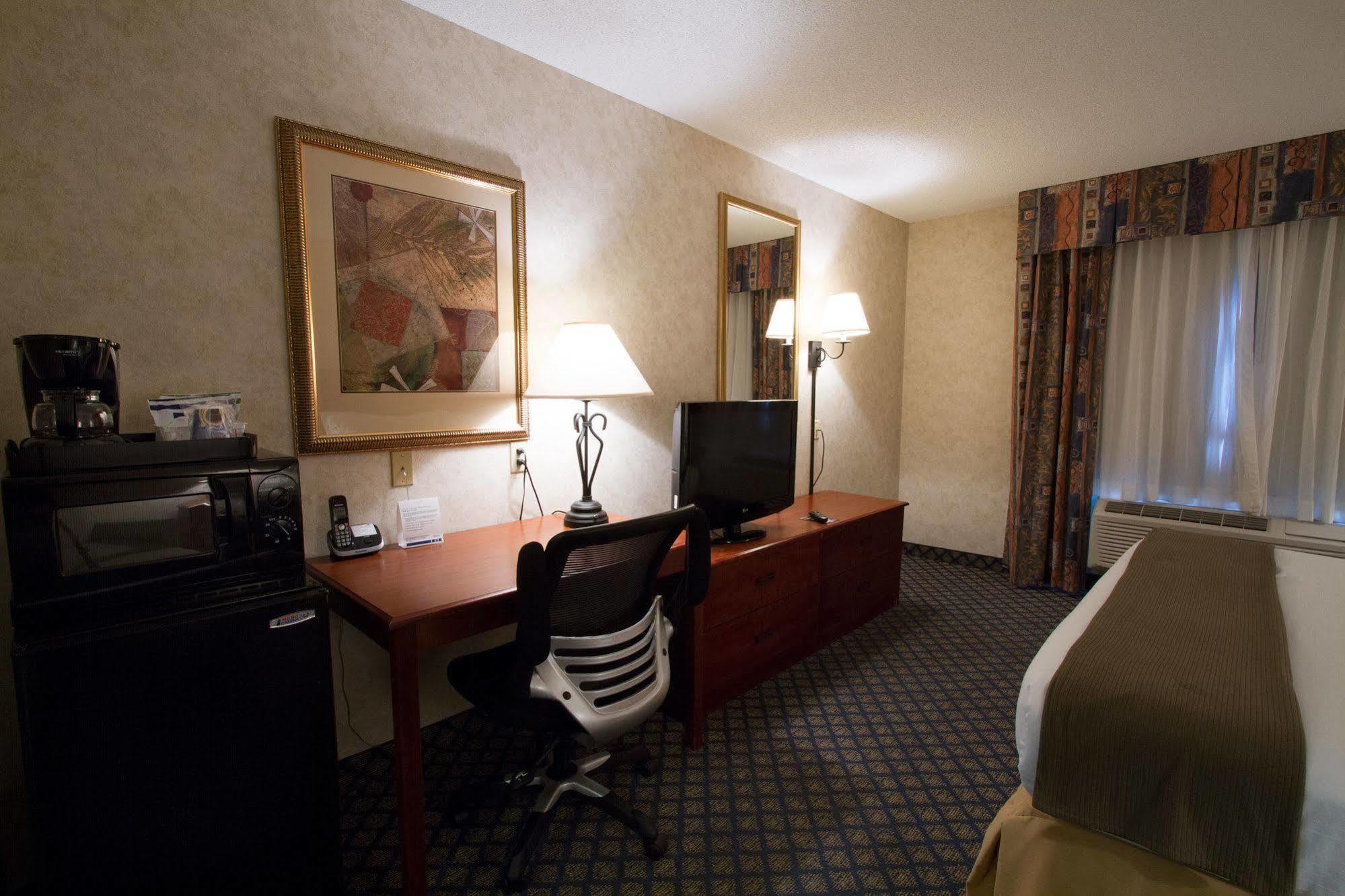Holiday Inn Express Miles City Exterior photo